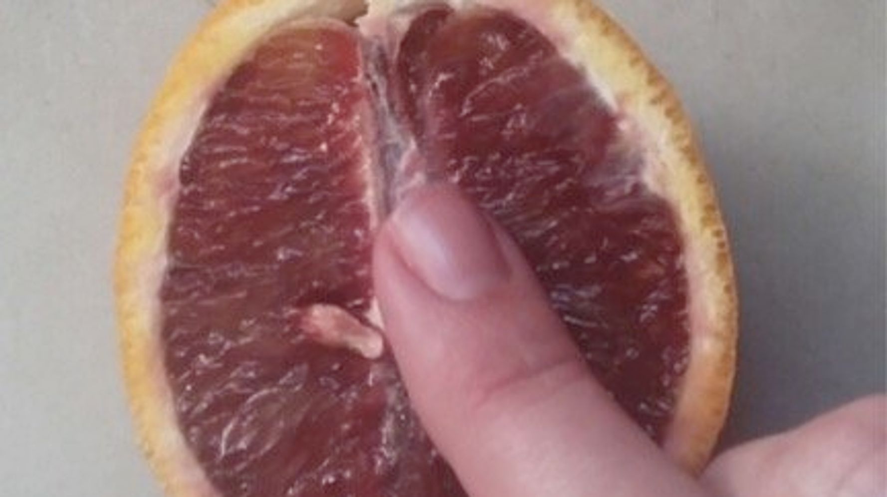 Женский половой персик. Пальцы в грейпфруте. Пальцы в апельсине. Фрукт похожий на женский половой орган. Фрукты похожие на влагалище.