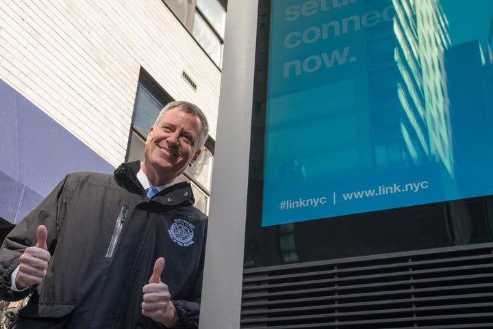 New York City Mayor Bill de Blasio gives a big ol' thumbs up, possibly at the thought of reading your email.