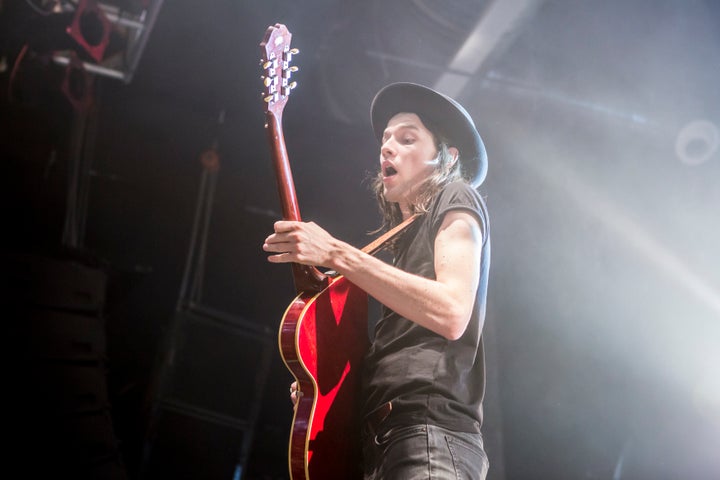 <strong>James Bay</strong>
