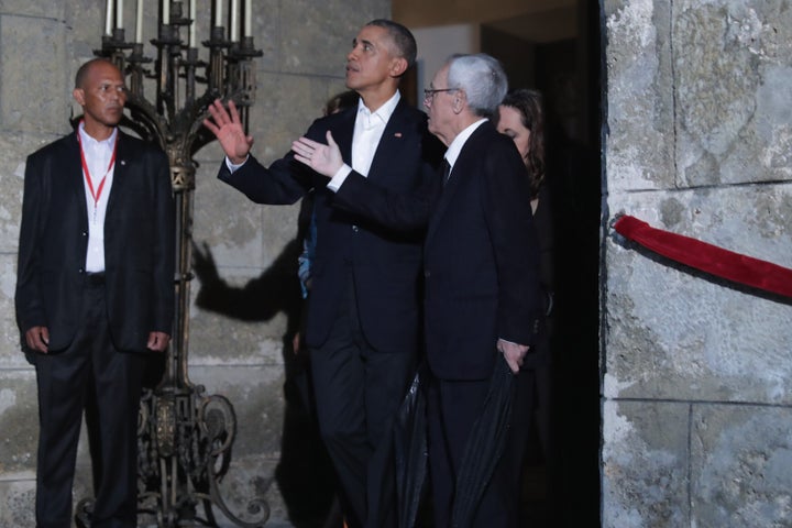 The president at the museum with city historian Eusebio Leal Spengler.