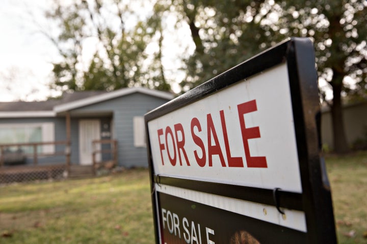 A 'For Sale' sign stands outside a home in Peoria, Illinois, U.S., on Tuesday, Oct. 20, 2015. (Photographer: Daniel Acker/Blo