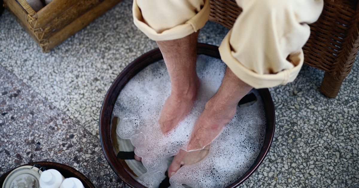 Ванночки с хозяйственным мылом. Мужской педикюр. Мытье ног.