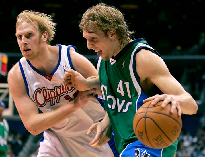 Just look at that flow. Center Chris Kaman, to Nowitzki's left — eh, not so much.