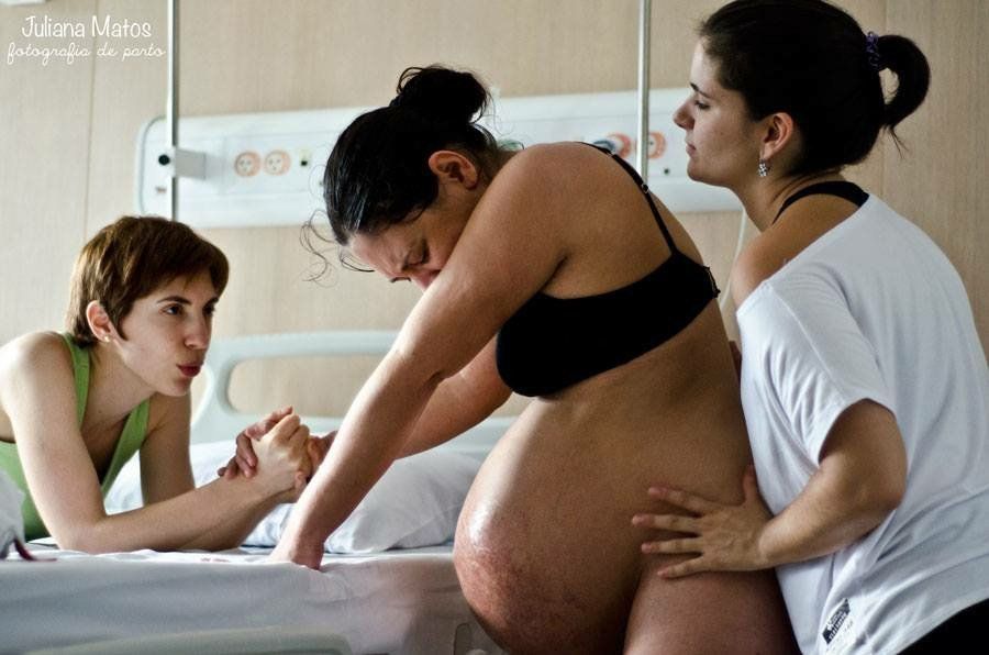 Первые роды больно. Беременна женщина. Беременных женщин которые рожают.