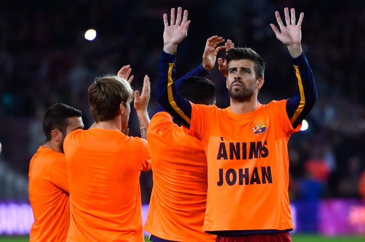 Barcelona players pay tribute to Cruyff in October 2015, just days after his lung cancer diagnosis became public. 