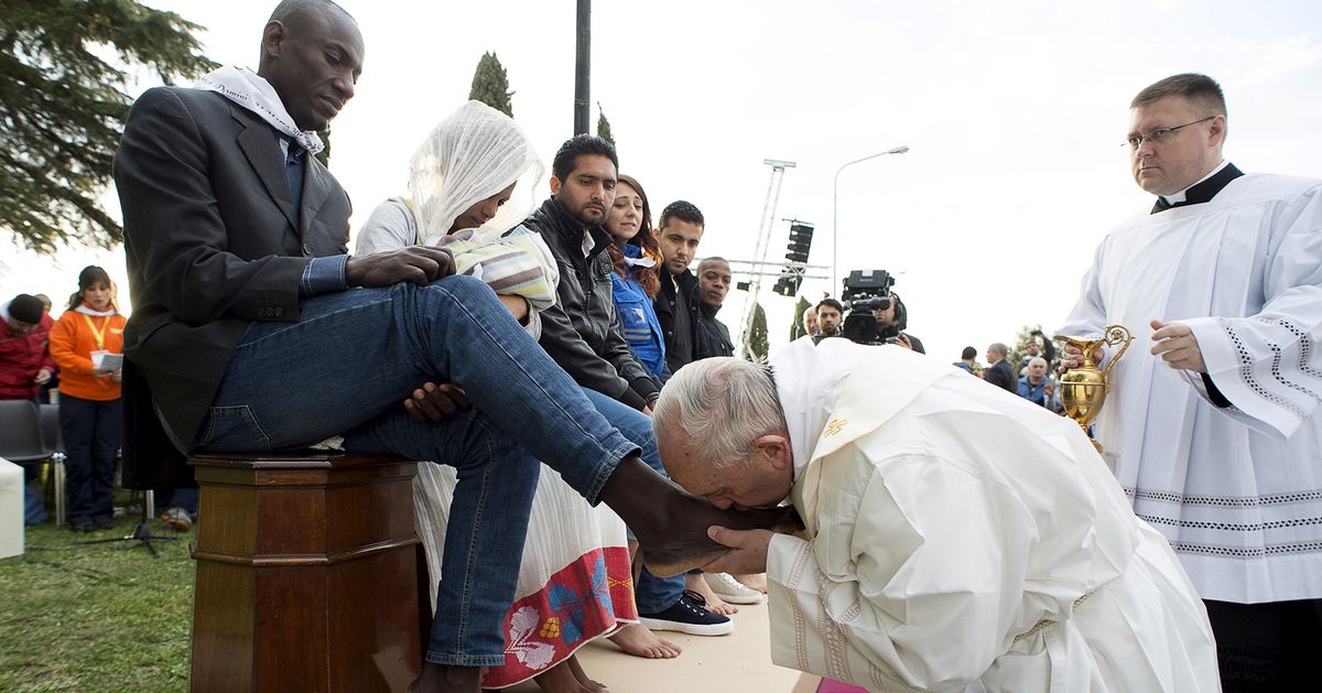 Ноги чернокожих. Папа Римский целует ботинки. Папа Римский целует ноги неграм. Папа Римский целует ноги лидерам Южного. Папа Римский Франциск целует ноги африканцам.