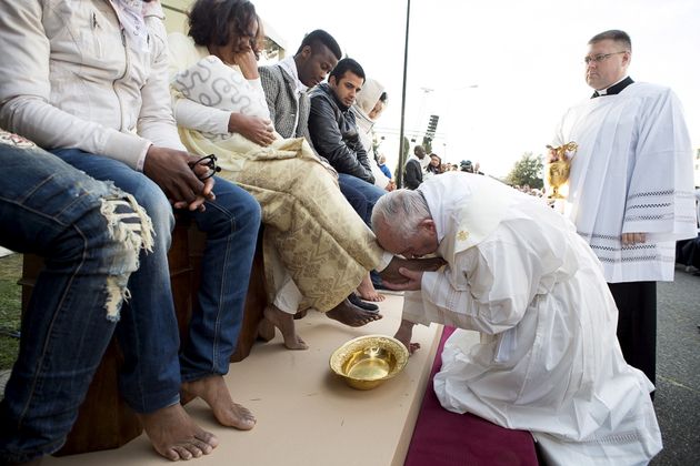 ローマ法王 洗足式 の儀式でイスラム教徒を含む難民らの足にキス ハフポスト