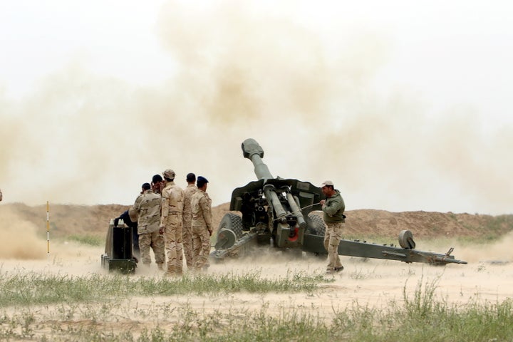 Iraqi soldiers launch artillery toward Islamic State militants on the outskirt of the Makhmour south of Mosul, Iraq, March 25, 2016.