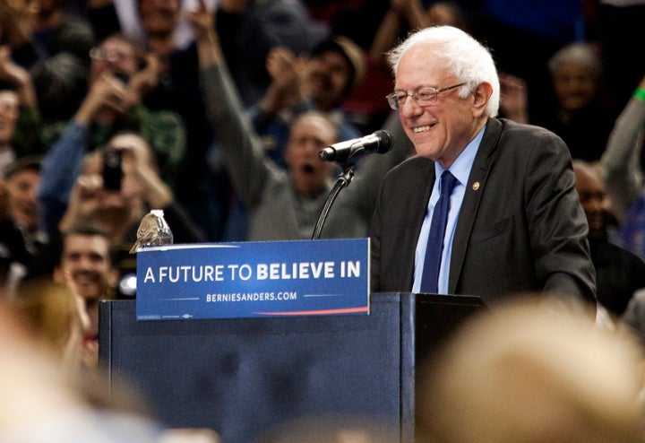 The moment a bird landed on Democratic presidential candidate Bernie Sanders podium on March 25, 2016 in Portland, Oregon.