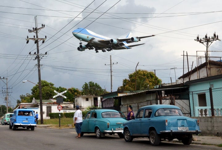 Air Force One carrying U.S. President Barack Obama and his family flies over a neighborhood of Havana as it approaches the runway to land at Havana's international airport, March 20, 2016.