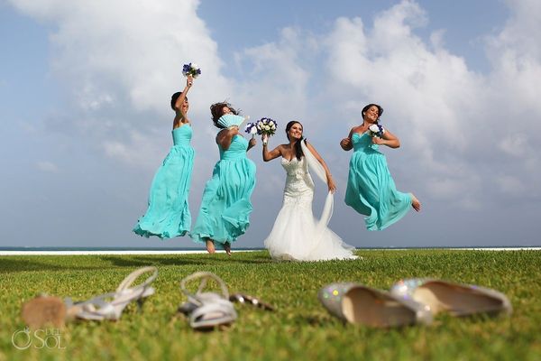 17 Super Fun Photo Ideas For Bridesmaids With A Silly Side Huffpost 5620