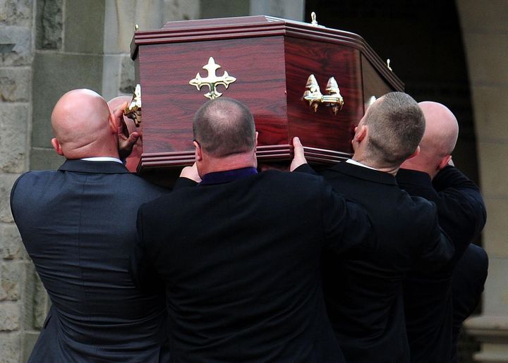 The maximum award for essential funeral costs has been frozen and no longer covers the cost of a 'simple' ceremony, the committee said