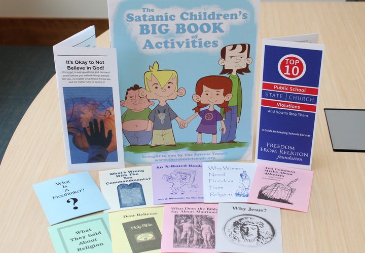 Î‘Ï€Î¿Ï„Î­Î»ÎµÏƒÎ¼Î± ÎµÎ¹ÎºÏŒÎ½Î±Ï‚ Î³Î¹Î± satanic books handed to US school kids