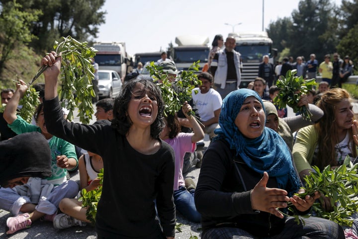 The first groups of migrants who are being sent back to Turkey under a controversial deal between Istanbul and the European Union left Greece on Monday.