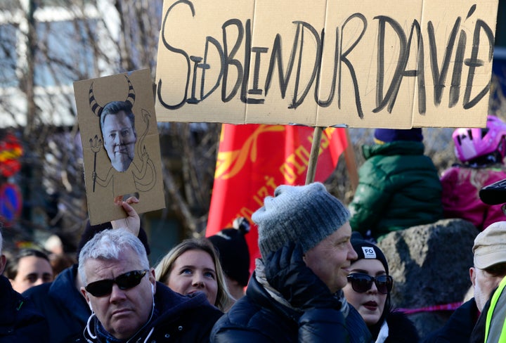 Thousands of Icelanders are demanding Prime Minister Sigmundur Gunnlaugsson's immediate resignation after damning revelations came to light in the Panama Papers controversy.