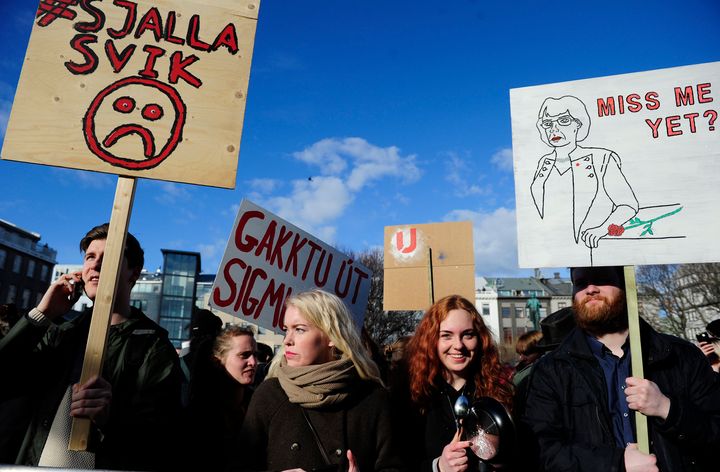 People demonstrate against Iceland's Prime Minister Sigmundur Gunnlaugsson in Reykjavik, Iceland on April 4, 2016 after a leak of documents by so-called Panama Papers stoked anger over his wife owning a tax haven-based company with large claims on the country's collapsed banks. (REUTERS/Stigtryggur Johannsson)
