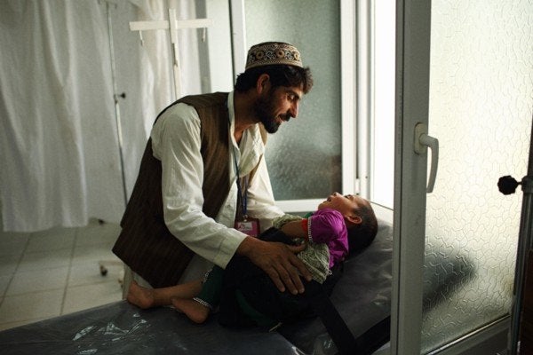 Qudus brings his four-year-old daughter, who fell through the roof of their home and injured her leg, into the MSF hospital.