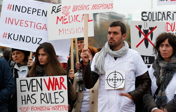 MSF staff demonstrate in Geneva one month after the bombing of the Kunduz hospital. "Even war has rules," one of the banner reads.