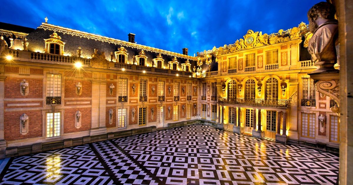 Ночной версаль. Королевский двор Версальского дворца. Версаль Франция. Версаль дворец Франция. Версаль фасад дворца.