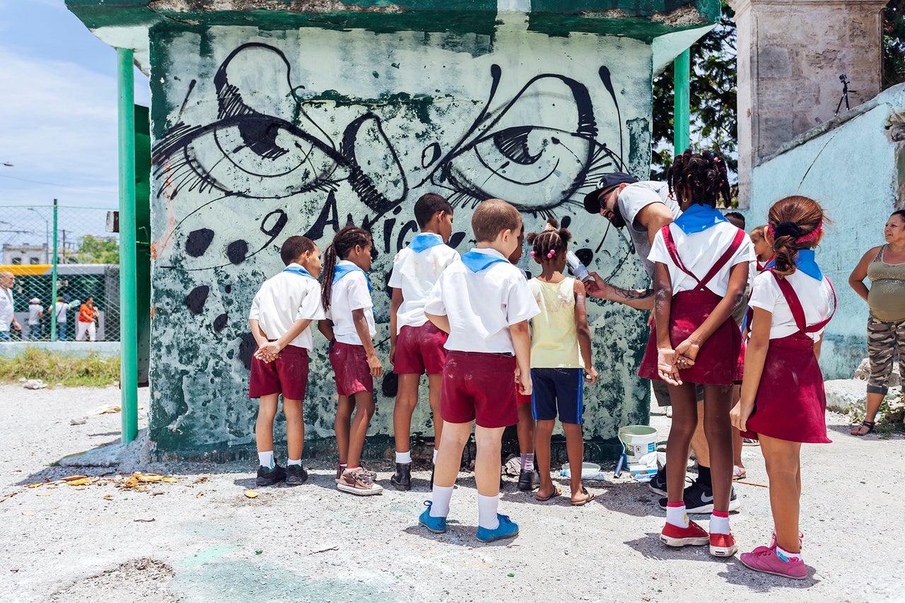 Graffiti artist Abstrk showing the children how to use spray paint for the first time. (All Photos are Copyright of Emmy Park.)