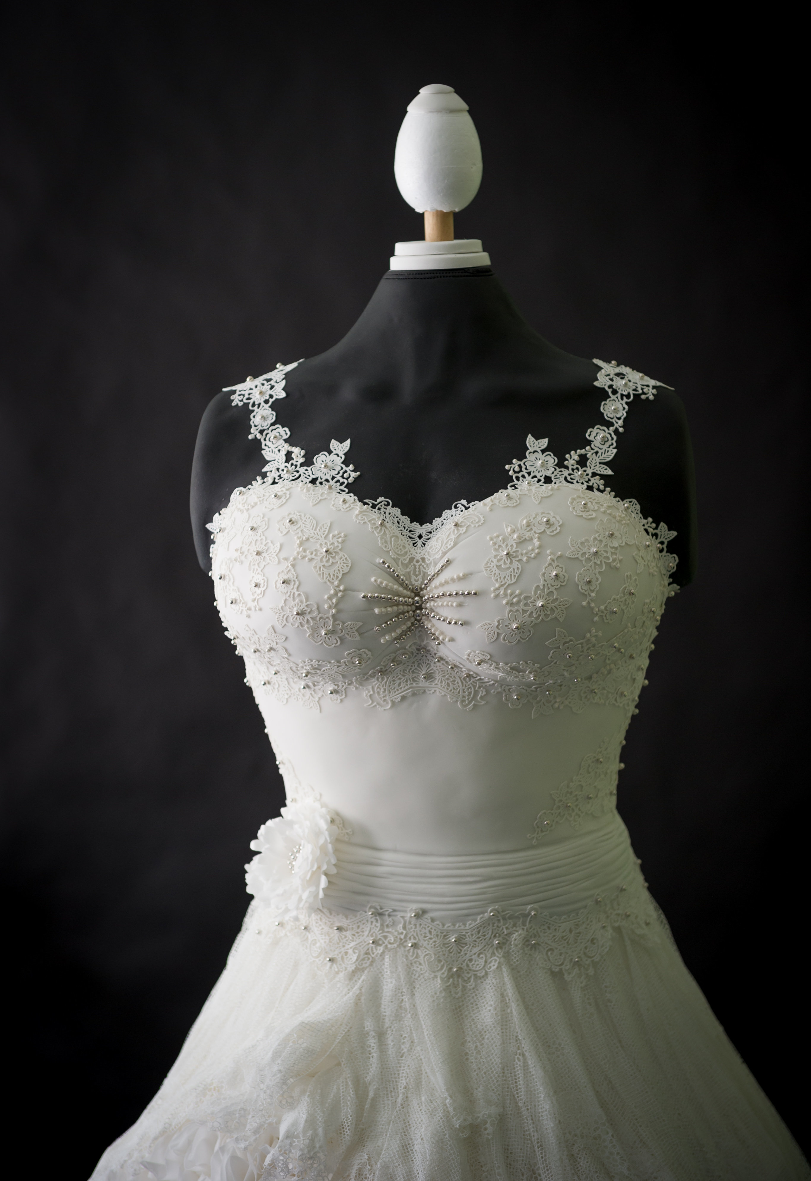Wedding dress | Wedding dress cake, Dress cake, Bridal shower cakes