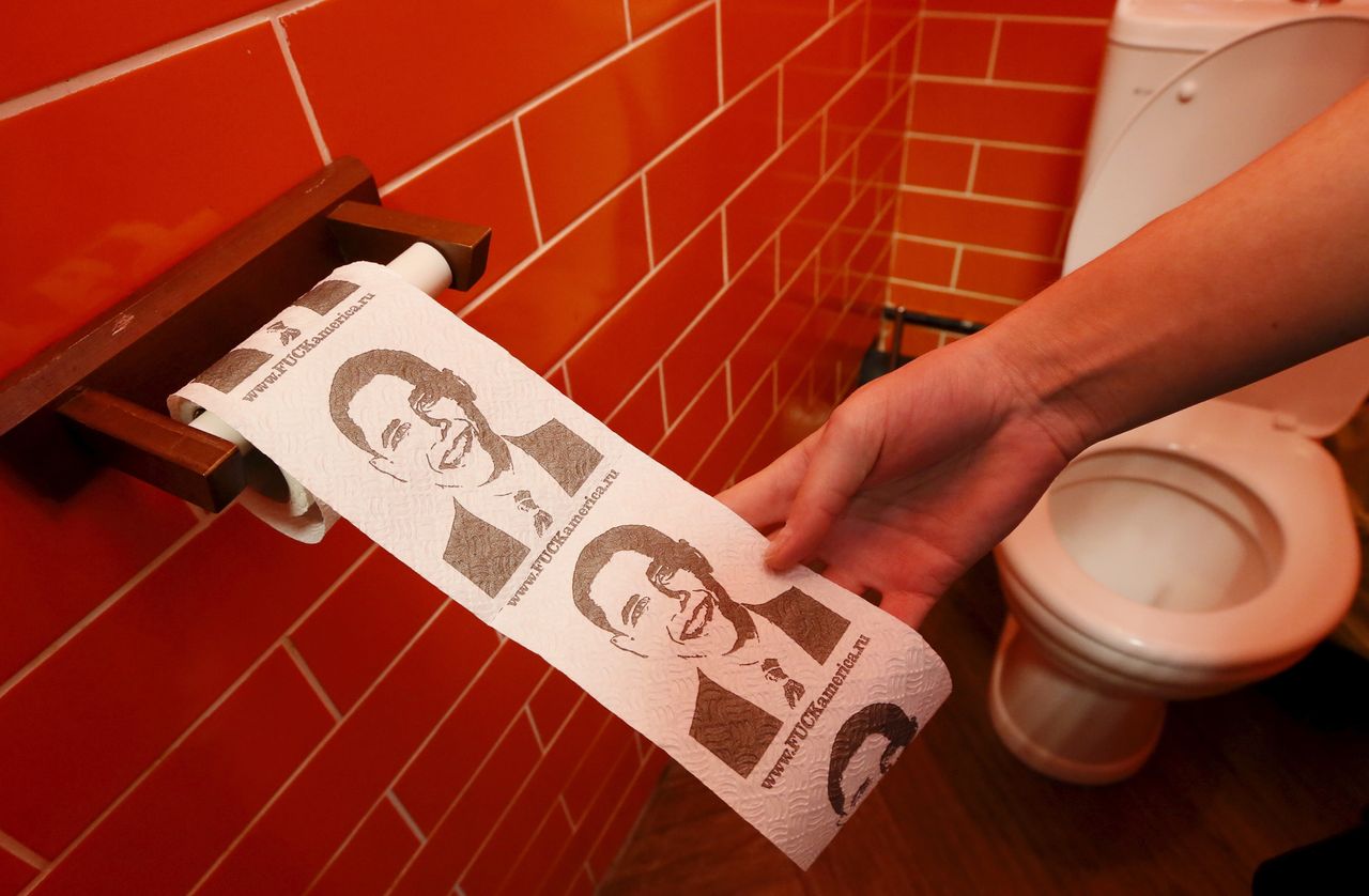 There is also som anti-Western sentiment in the restaurant. U.S. President Barack Obama's face is printed on the toilet paper.