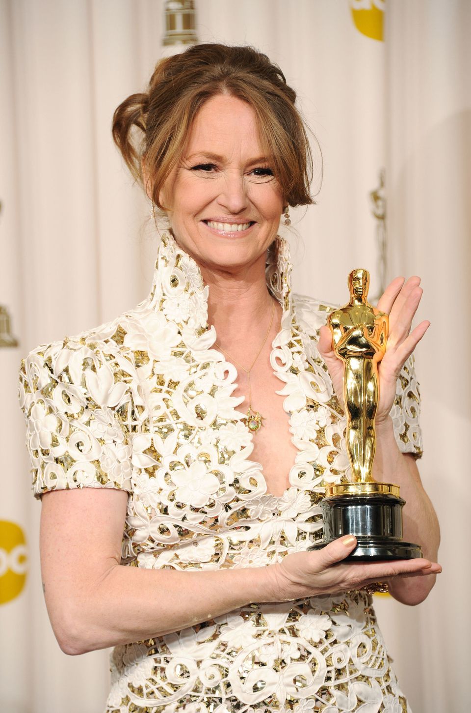 Melissa holding her award for Best Supporting Actress after winning for her role in The Fighter.