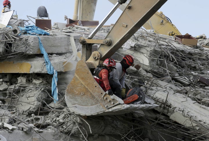 Another earthquake struck Ecuador's coast on Wednesday, after a larger quake rattled the area and killed hundreds of people&n