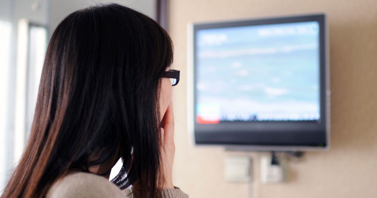 Картинка tv woman. Азиатка смотрит телевизор. Girls watching. Girls watching фото. Woman was watch TV.