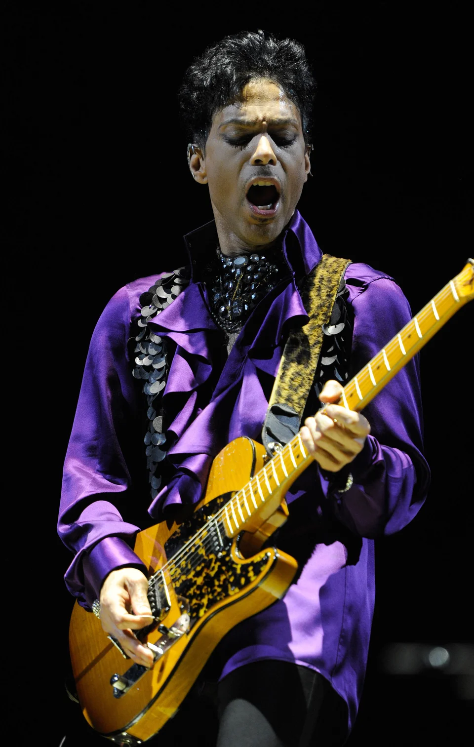 A Look Back At Prince S Unfiltered And Unapologetic Style Huffpost Life