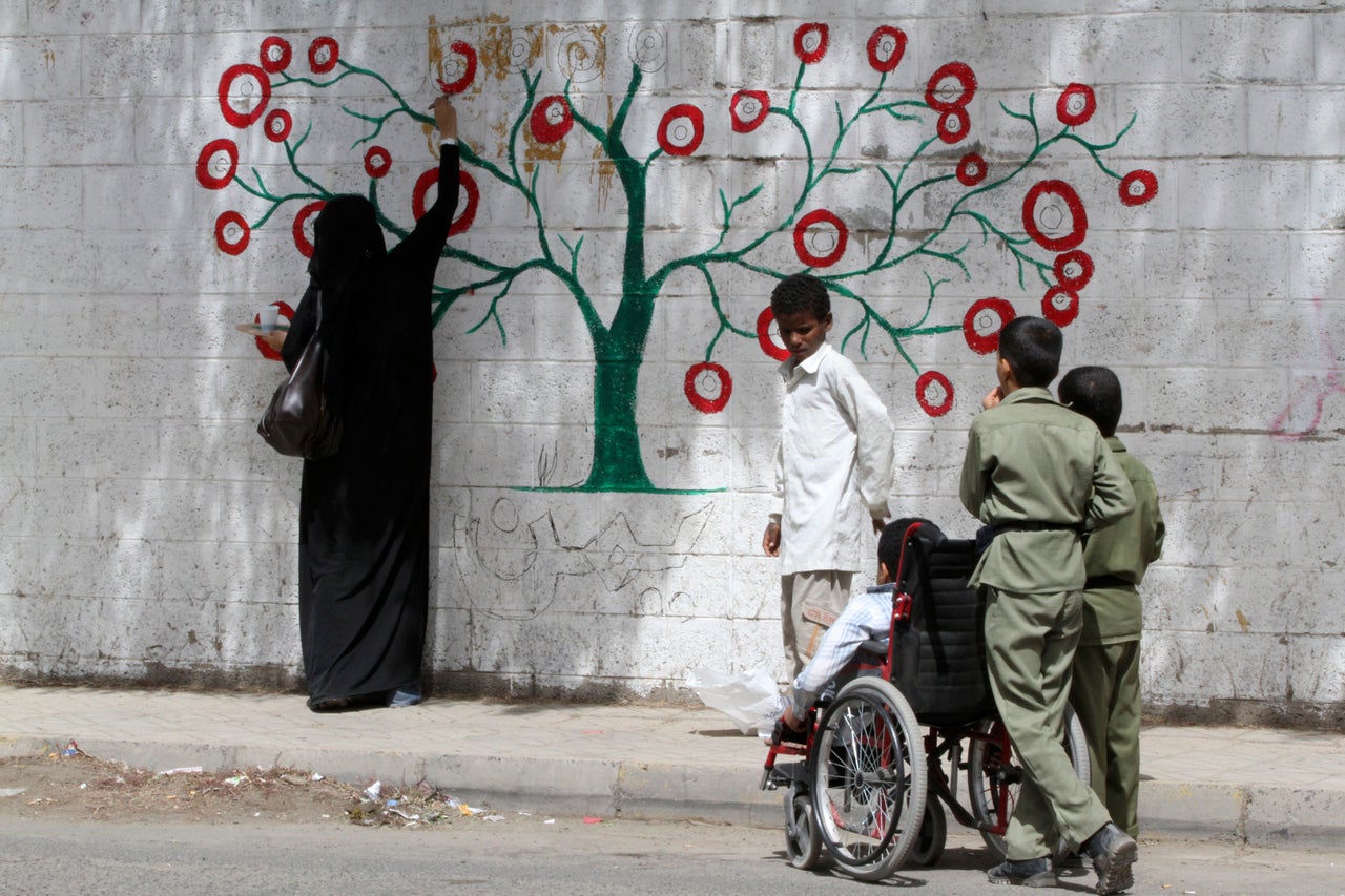 His first campaign was "Color the walls of your street" in March 2012. “We painted to paint on the ugliness of war," he says.