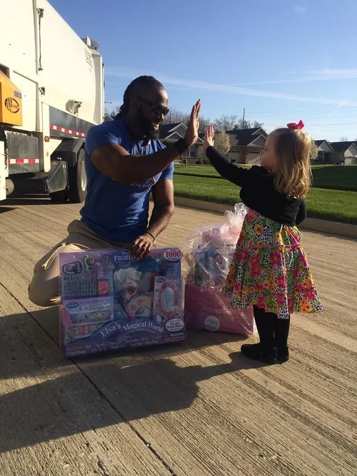 Little Girl Gives Her Hero Garbage Man A Cupcake, Melts All Our Hearts |  HuffPost Good News
