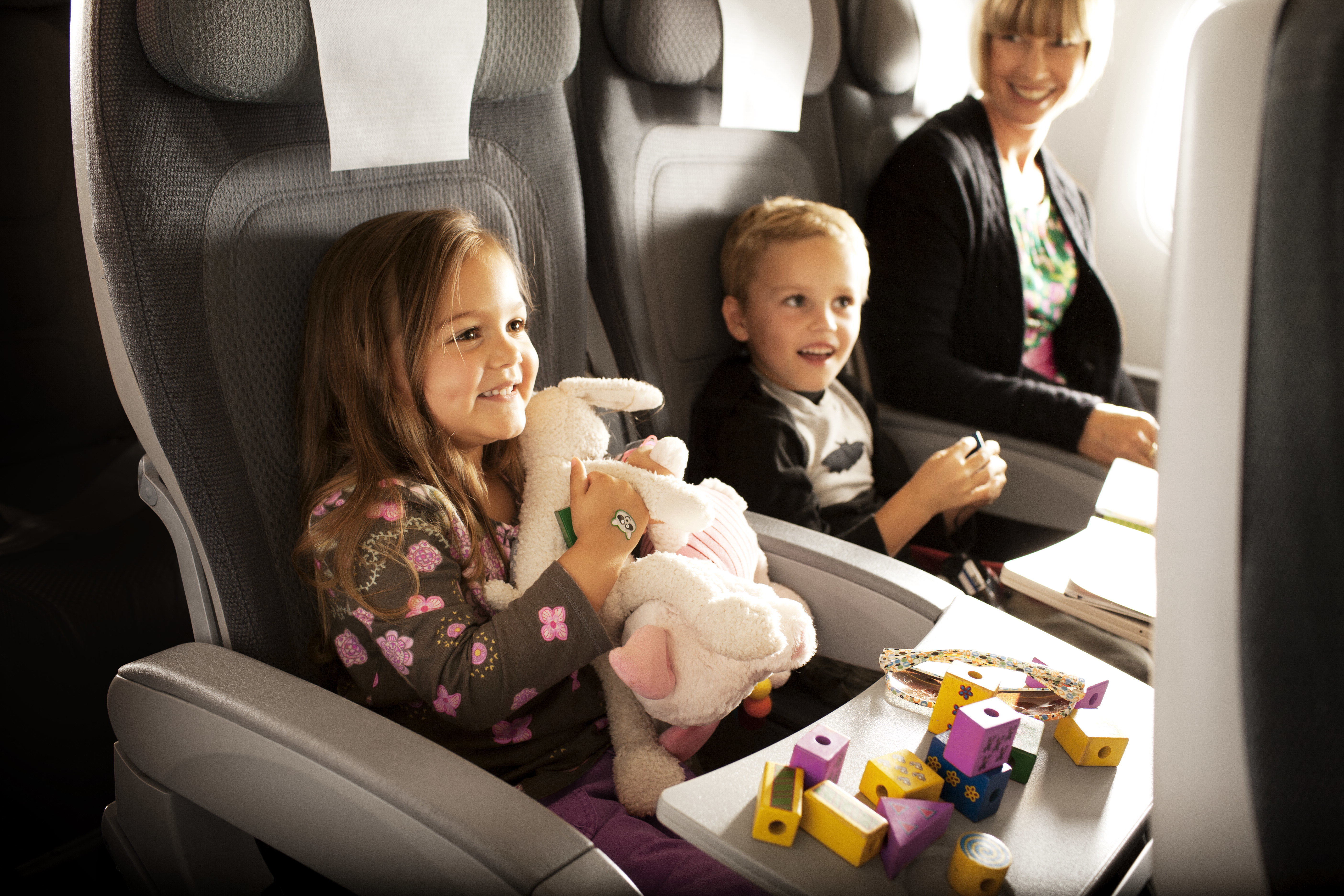 Дети с родителями в самолете