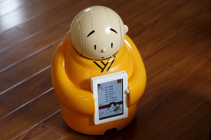 Xian'er can chant Buddhist mantras, move via voice command, and hold a simple conversation.