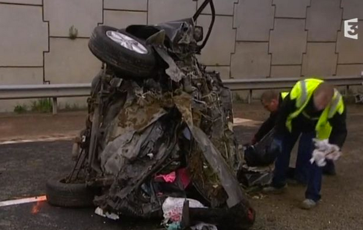 <strong>The horrific car wreckage.</strong>