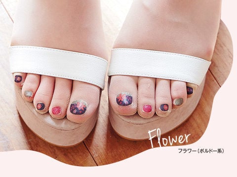 Flower nail art will never go out of style!