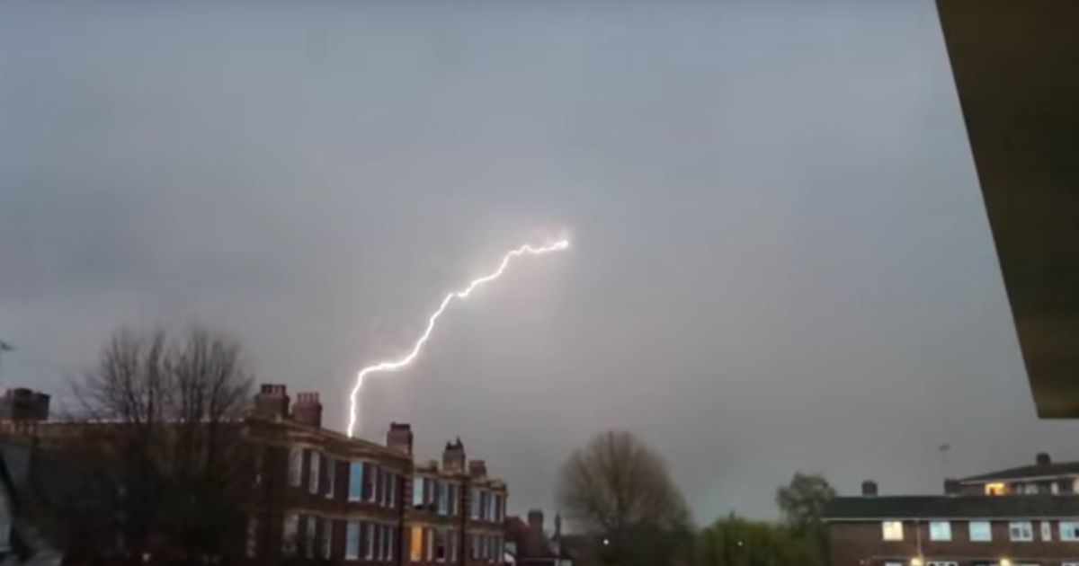 Planes Struck By Lightning Before Landing In London | HuffPost The ...