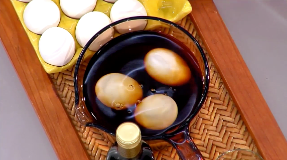 The trick to deciphering your cooked eggs from your raw ones? Balsamic vinegar.