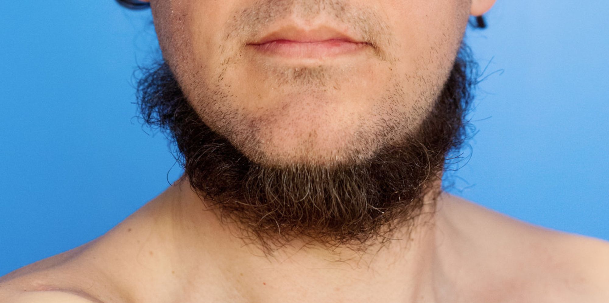 Бреют веки. Neckbeard борода. Щетинистые волосы. Волосы на подбородке у мужчин. Шейная борода.