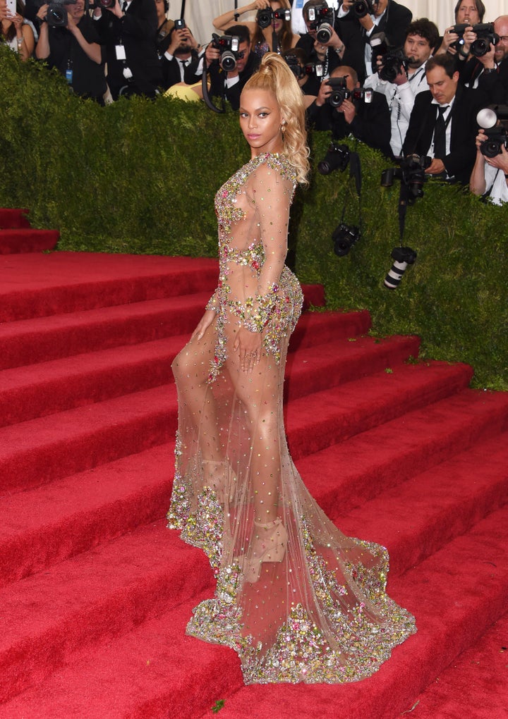 Beyoncé Wears A Nude Latex Gown To The 2016 Met Gala Huffpost