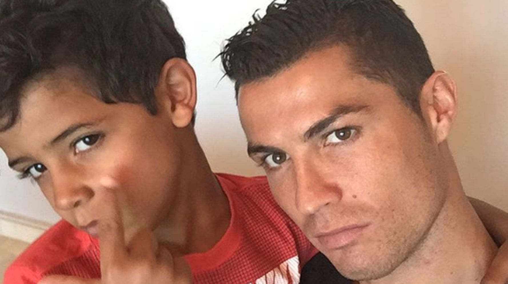 Cristiano Ronaldo Teaches His Son To Take The Perfect Selfie (And They ...