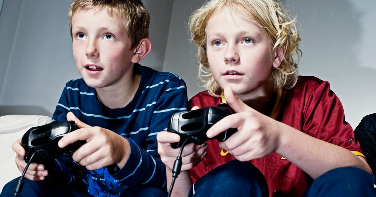 Post post parent. Дети играющие в компьютерные игры. Дети играющие в Видеоигры. Подросток играющий в игру. Агрессивный ребенок.