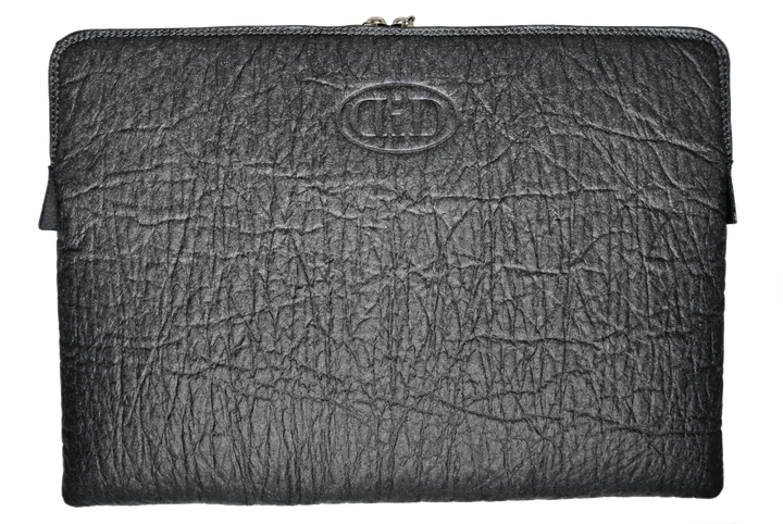 <a href="http://www.vegatar.com/shop/laptop-tablet-huellen/pinabook13/" target="_blank" role="link" class=" js-entry-link cet-external-link" data-vars-item-name="PiñaBook 13" Case, €119" data-vars-item-type="text" data-vars-unit-name="5722fbdbe4b01a5ebde544a6" data-vars-unit-type="buzz_body" data-vars-target-content-id="http://www.vegatar.com/shop/laptop-tablet-huellen/pinabook13/" data-vars-target-content-type="url" data-vars-type="web_external_link" data-vars-subunit-name="article_body" data-vars-subunit-type="component" data-vars-position-in-subunit="13">PiñaBook 13" Case, €119</a> (about $137)