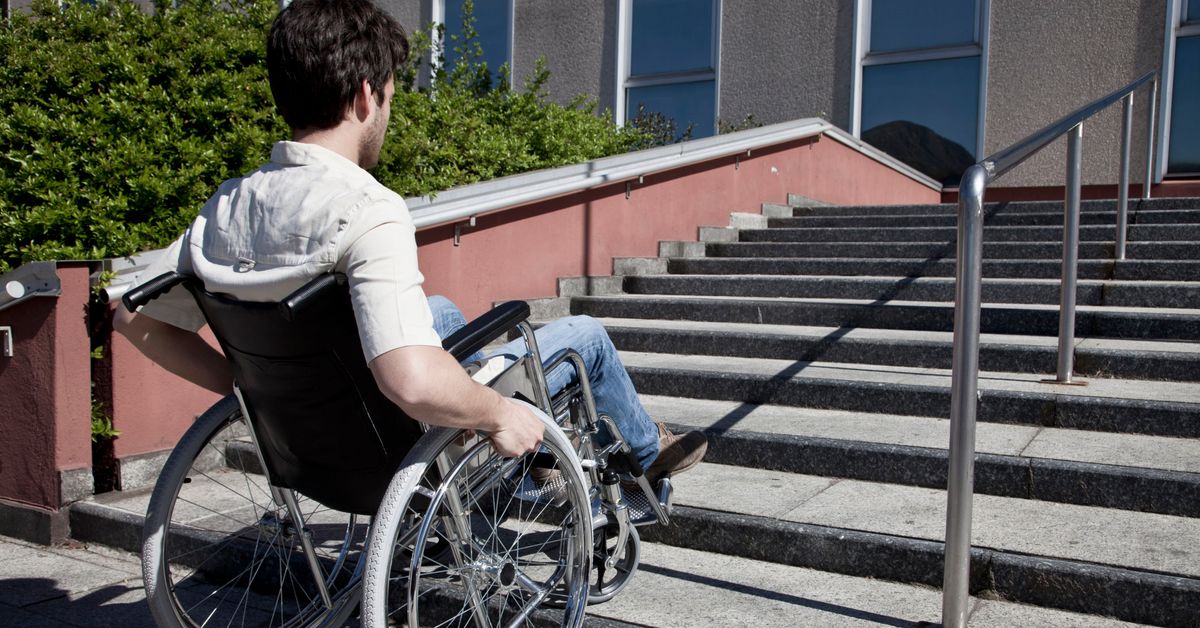 Транспортная доступность для инвалидов. Инвалид. Инвалид на улице. Инвалиды в Европе. Безбарьерная среда.