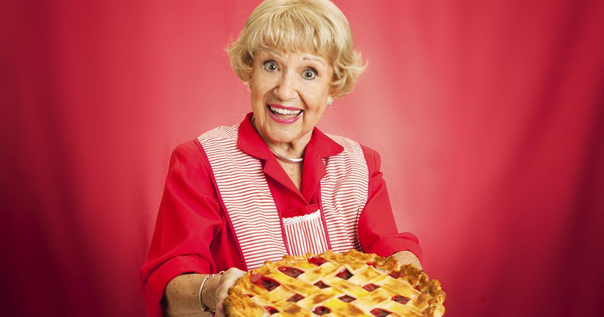 Выходной бабушки. Бабуля с выпечкой. Бабка с пирогами. Женщина с пирогом. Бабушка и пироги.