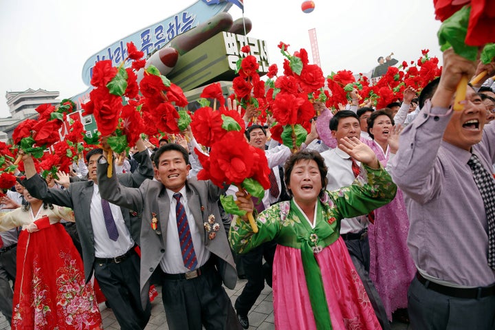 Thousands of North Koreans gathered to shout