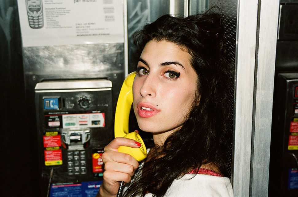 Unpublished Photos Of Amy Winehouse Show A Side Of Her Few