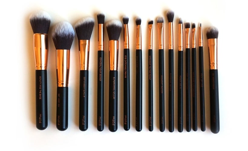 MOTD lux vegan makeup brush set consists of 15 piece cruelty free makeup brushes, and comes with an eco-friendly ca