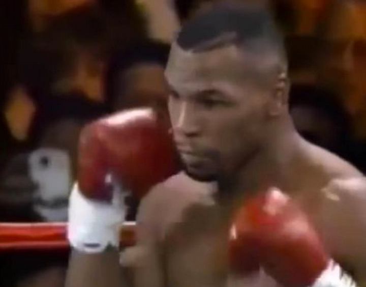 <strong>The 'camera phone' can be seen in the left hand corner of the photo from Tyson's 1995 bout</strong>