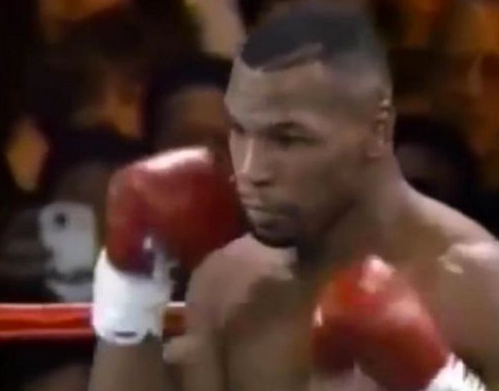 The 'camera phone' can be seen in the left hand corner of the photo from Tyson's 1995 bout